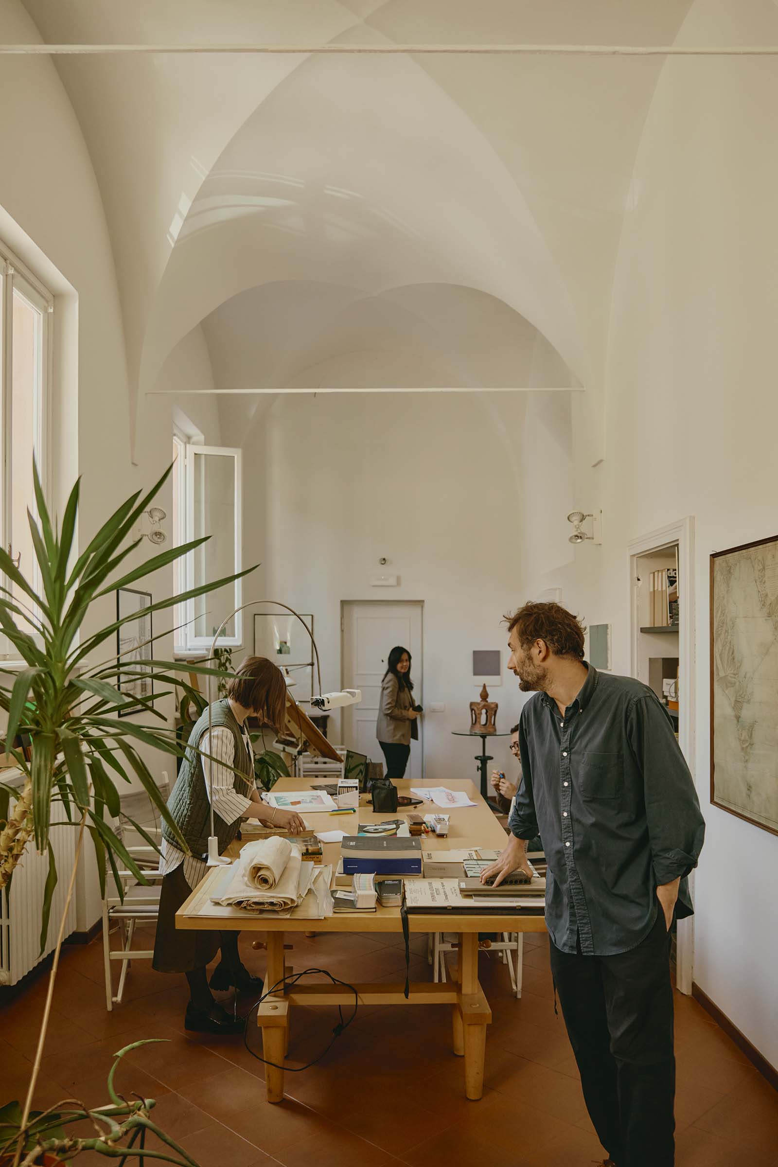Foto del team di BFSA mentre lavora intorno al tavolo dello studio