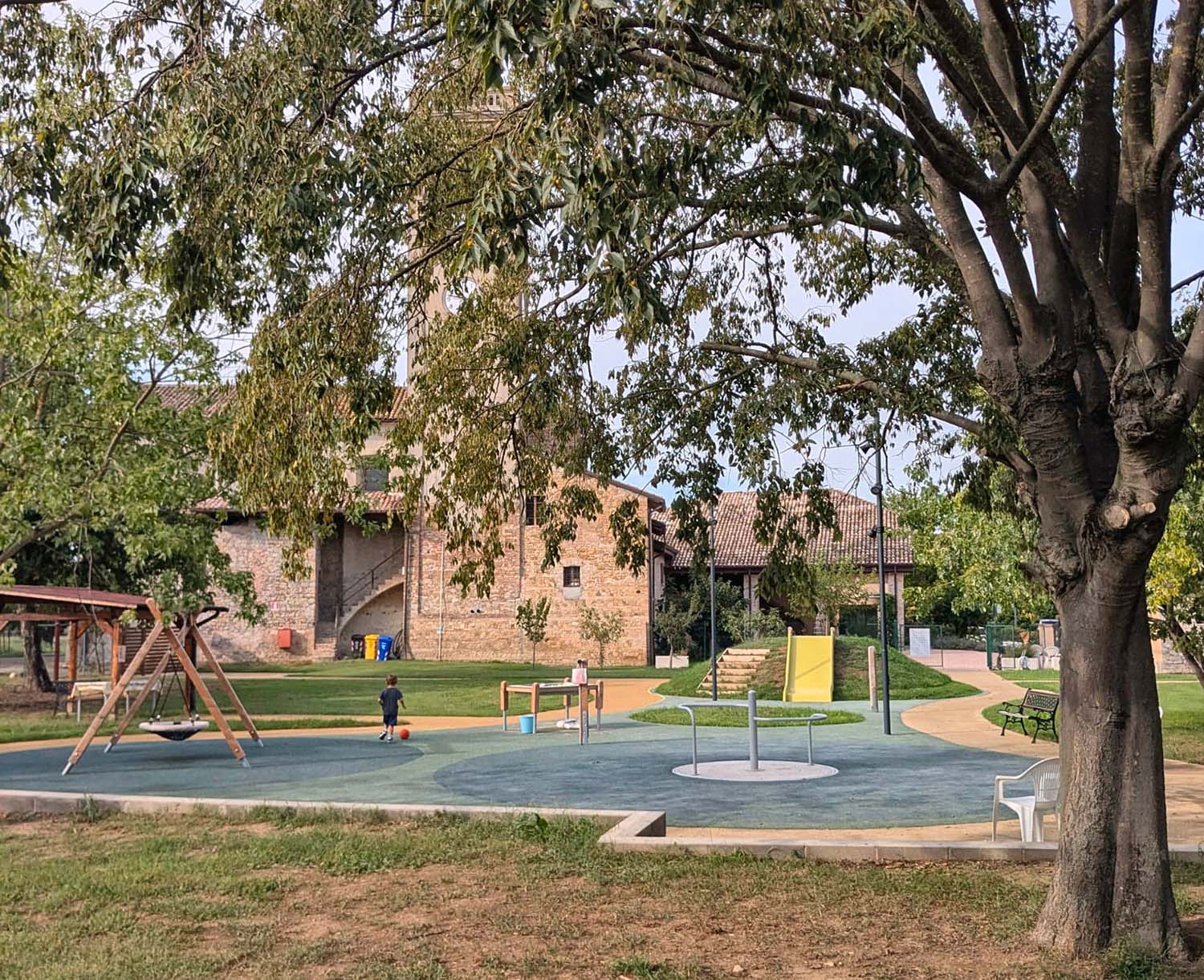 Vista del parco giochi inclusivo di San Ruffino con attrezzature ludiche e pavimentazione colorata